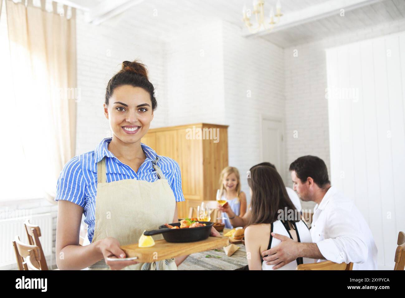 Jeune femme avec poêle. Service des aliments. Close up Banque D'Images