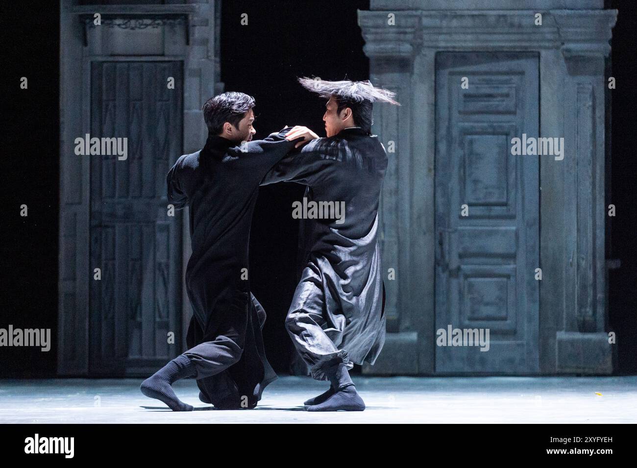 Londres, Royaume-Uni. 29 août 2024. (L) Chang Hongji dans le rôle de Yip Man combat Zhang Zhenguo dans le rôle de Maître de Tai Chi lors d’un appel photo pour « Wing Chun » au théâtre Sadler’s Wells. L'histoire de l'art martial vieux de 300 ans de Wing Chun et de l'homme crédité de l'avoir apporté au monde, Grand maître Yip Man, entraîneur de Bruce Lee, est portée à la vie par la danse contemporaine, le théâtre et les arts martiaux Wing Chun kung fu est originaire du sud de la Chine, se caractérise par son style de feu rapide, et est le seul style de kung fu créé par une femme. Le spectacle se déroule du 30 août au 7 septembre. Crédit : Steph Banque D'Images