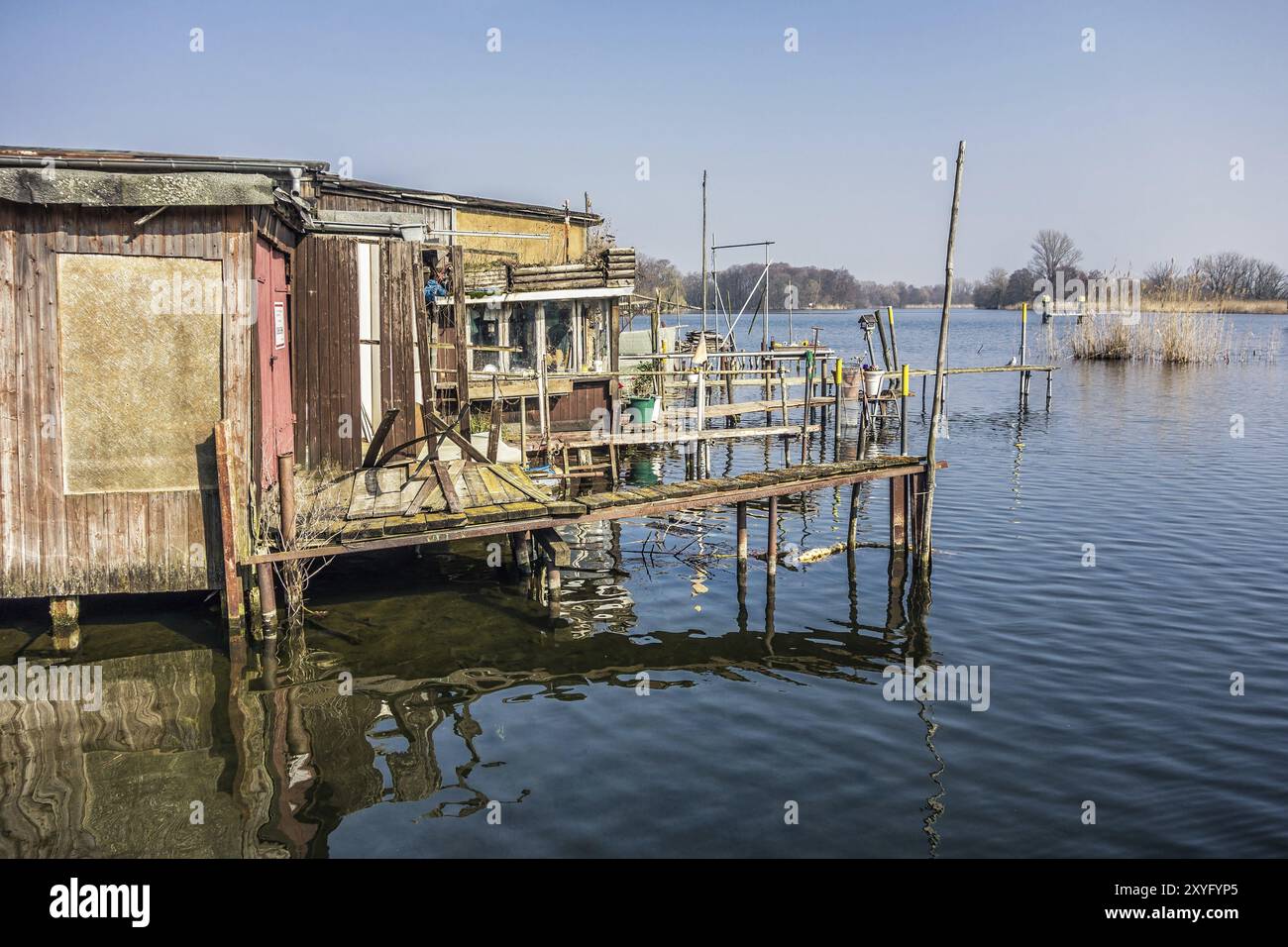 Un hangar à bateaux sur le lac Banque D'Images
