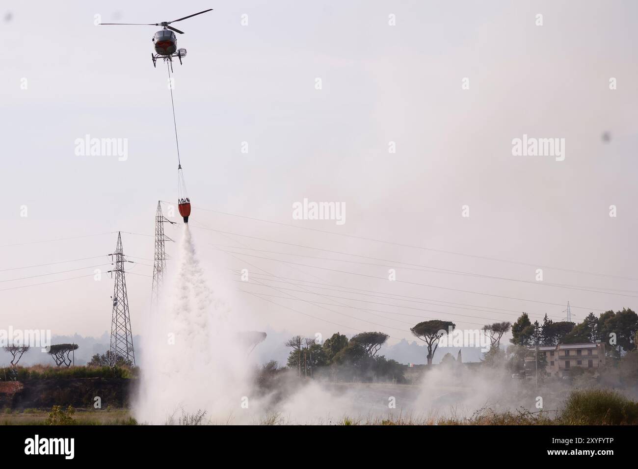 Roma, Italie. 29 août 2024. Incendio a Monte Carnevale, il fumo investe la cittˆ Roma, Italia Ñ Gioved“ 29 Agosto 2024 - Cronaca - (foto di Cecilia Fabiano/LaPresse) incendie à Monte Carnevale Rome, Italie - jeudi 29 août 2024 - Actualités - (photo de Cecilia Fabiano/LaPresse) crédit : LaPresse/Alamy Live News Banque D'Images