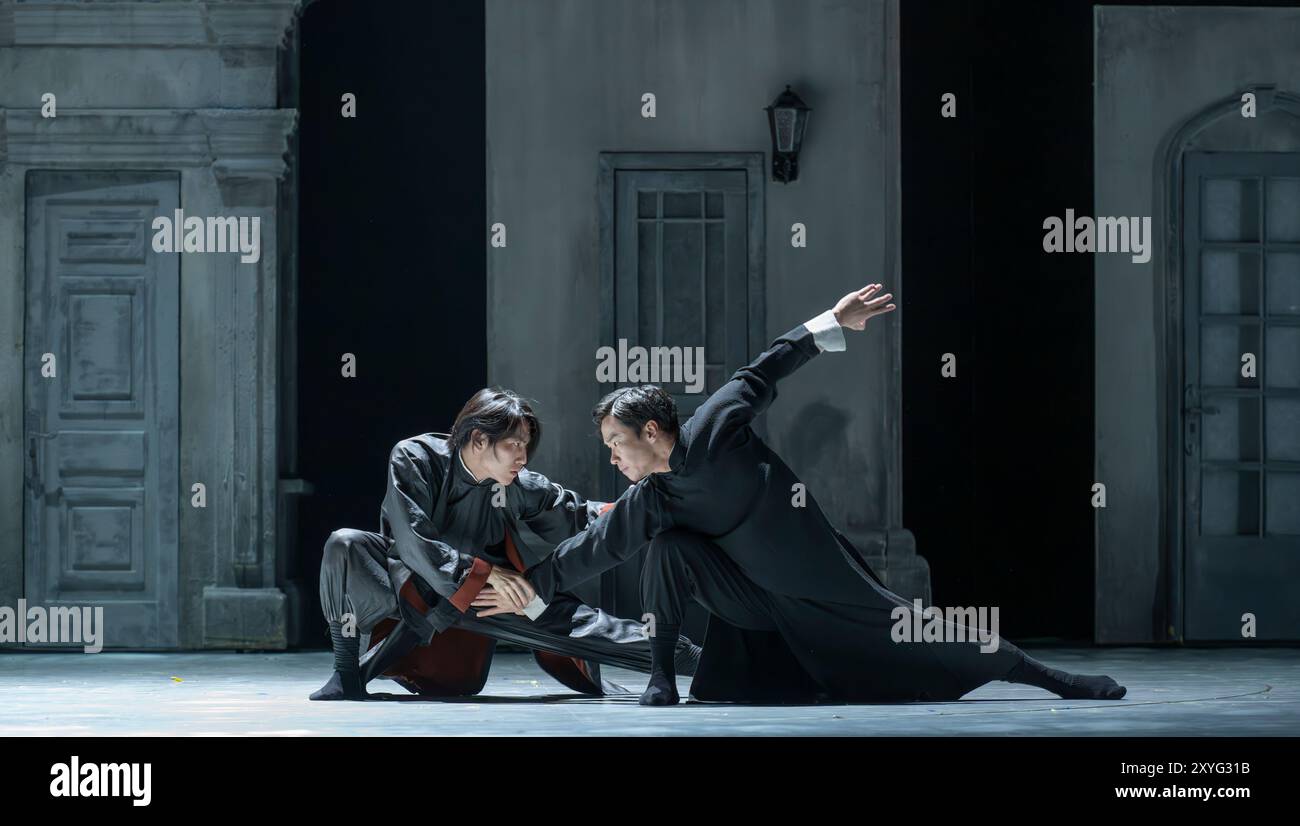 Sadlers Wells, Londres, Royaume-Uni. 29 août 2024. La scène de combat (interprètes priant Mantis Maître - He Junbo ; Maître Tai Chi - Zhang Zhenguo) : Wing Chun - Une fusion de danse contemporaine, drame et arts martiaux raconte l'histoire vraie du grand maître Yip Man, entraîneur de Bruce Lee, chorégraphié par Han Zhen et Zhou Liya & écrit par Feng Shuangbai. Du 30 août au 7 septembre, le spectacle raconte l'histoire de Wing Chun, un homme d'art martial âgé de 300 ans, et de l'homme qui est crédité de l'avoir apporté au monde, le grand maître Yip Man, l'homme qui a formé Bruce Lee. Crédit : Malcolm Park/Alamy Live News Banque D'Images