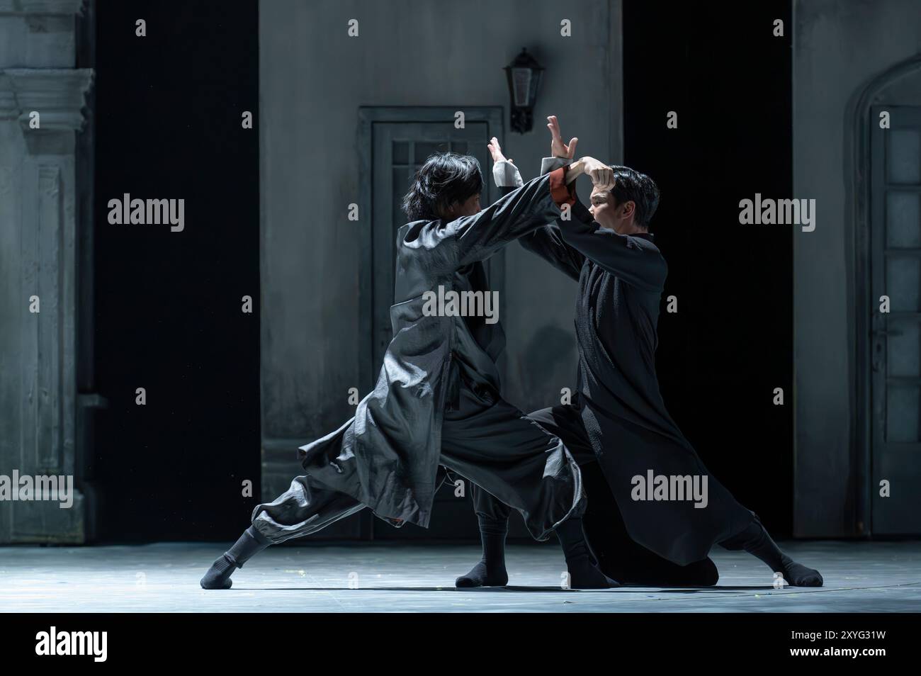 Sadlers Wells, Londres, Royaume-Uni. 29 août 2024. La scène de combat (interprètes priant Mantis Maître - He Junbo ; Maître Tai Chi - Zhang Zhenguo) : Wing Chun - Une fusion de danse contemporaine, drame et arts martiaux raconte l'histoire vraie du grand maître Yip Man, entraîneur de Bruce Lee, chorégraphié par Han Zhen et Zhou Liya & écrit par Feng Shuangbai. Du 30 août au 7 septembre, le spectacle raconte l'histoire de Wing Chun, un homme d'art martial âgé de 300 ans, et de l'homme qui est crédité de l'avoir apporté au monde, le grand maître Yip Man, l'homme qui a formé Bruce Lee. Crédit : Malcolm Park/Alamy Live News Banque D'Images