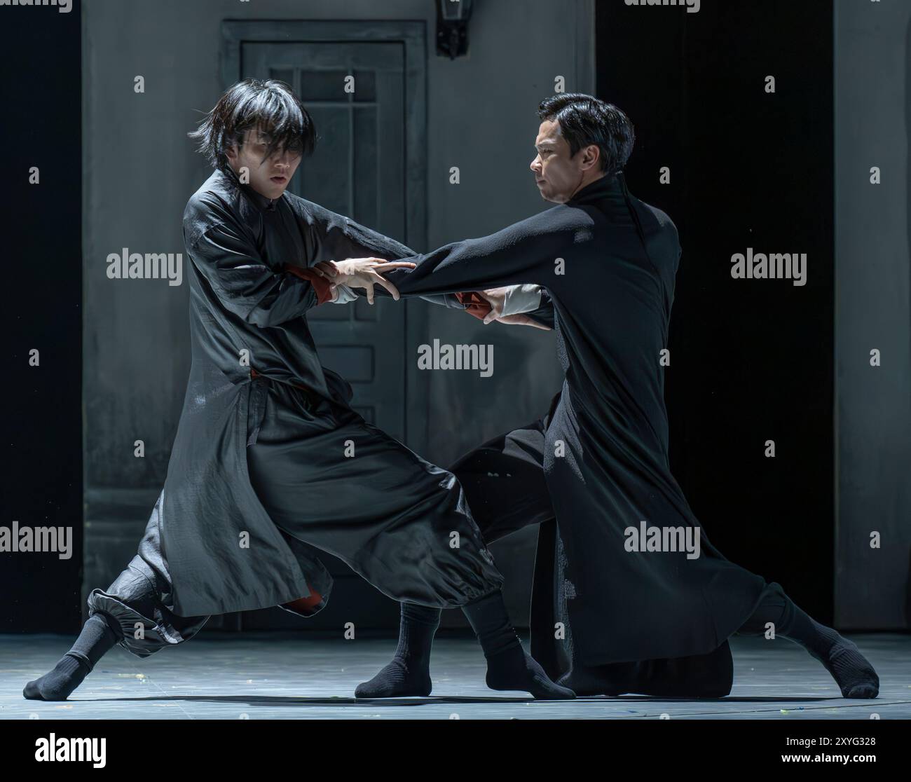 Sadlers Wells, Londres, Royaume-Uni. 29 août 2024. La scène de combat (interprètes priant Mantis Maître - He Junbo ; Maître Tai Chi - Zhang Zhenguo) : Wing Chun - Une fusion de danse contemporaine, drame et arts martiaux raconte l'histoire vraie du grand maître Yip Man, entraîneur de Bruce Lee, chorégraphié par Han Zhen et Zhou Liya & écrit par Feng Shuangbai. Du 30 août au 7 septembre, le spectacle raconte l'histoire de Wing Chun, un homme d'art martial âgé de 300 ans, et de l'homme qui est crédité de l'avoir apporté au monde, le grand maître Yip Man, l'homme qui a formé Bruce Lee. Crédit : Malcolm Park/Alamy Live News Banque D'Images