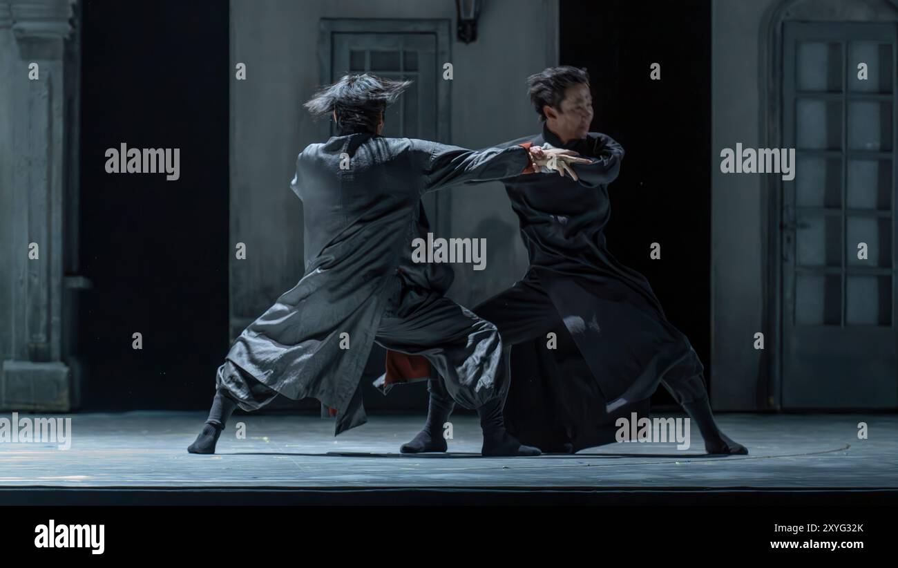 Sadlers Wells, Londres, Royaume-Uni. 29 août 2024. La scène de combat (interprètes priant Mantis Maître - He Junbo ; Maître Tai Chi - Zhang Zhenguo) : Wing Chun - Une fusion de danse contemporaine, drame et arts martiaux raconte l'histoire vraie du grand maître Yip Man, entraîneur de Bruce Lee, chorégraphié par Han Zhen et Zhou Liya & écrit par Feng Shuangbai. Du 30 août au 7 septembre, le spectacle raconte l'histoire de Wing Chun, un homme d'art martial âgé de 300 ans, et de l'homme qui est crédité de l'avoir apporté au monde, le grand maître Yip Man, l'homme qui a formé Bruce Lee. Crédit : Malcolm Park/Alamy Live News Banque D'Images