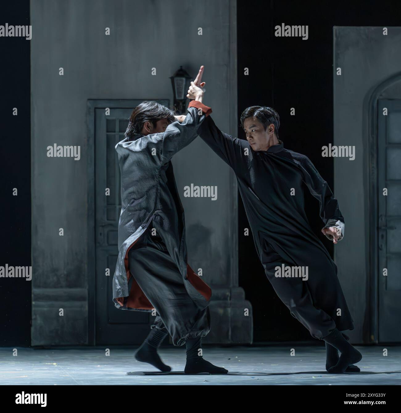 Sadlers Wells, Londres, Royaume-Uni. 29 août 2024. La scène de combat (interprètes priant Mantis Maître - He Junbo ; Maître Tai Chi - Zhang Zhenguo) : Wing Chun - Une fusion de danse contemporaine, drame et arts martiaux raconte l'histoire vraie du grand maître Yip Man, entraîneur de Bruce Lee, chorégraphié par Han Zhen et Zhou Liya & écrit par Feng Shuangbai. Du 30 août au 7 septembre, le spectacle raconte l'histoire de Wing Chun, un homme d'art martial âgé de 300 ans, et de l'homme qui est crédité de l'avoir apporté au monde, le grand maître Yip Man, l'homme qui a formé Bruce Lee. Crédit : Malcolm Park/Alamy Live News Banque D'Images