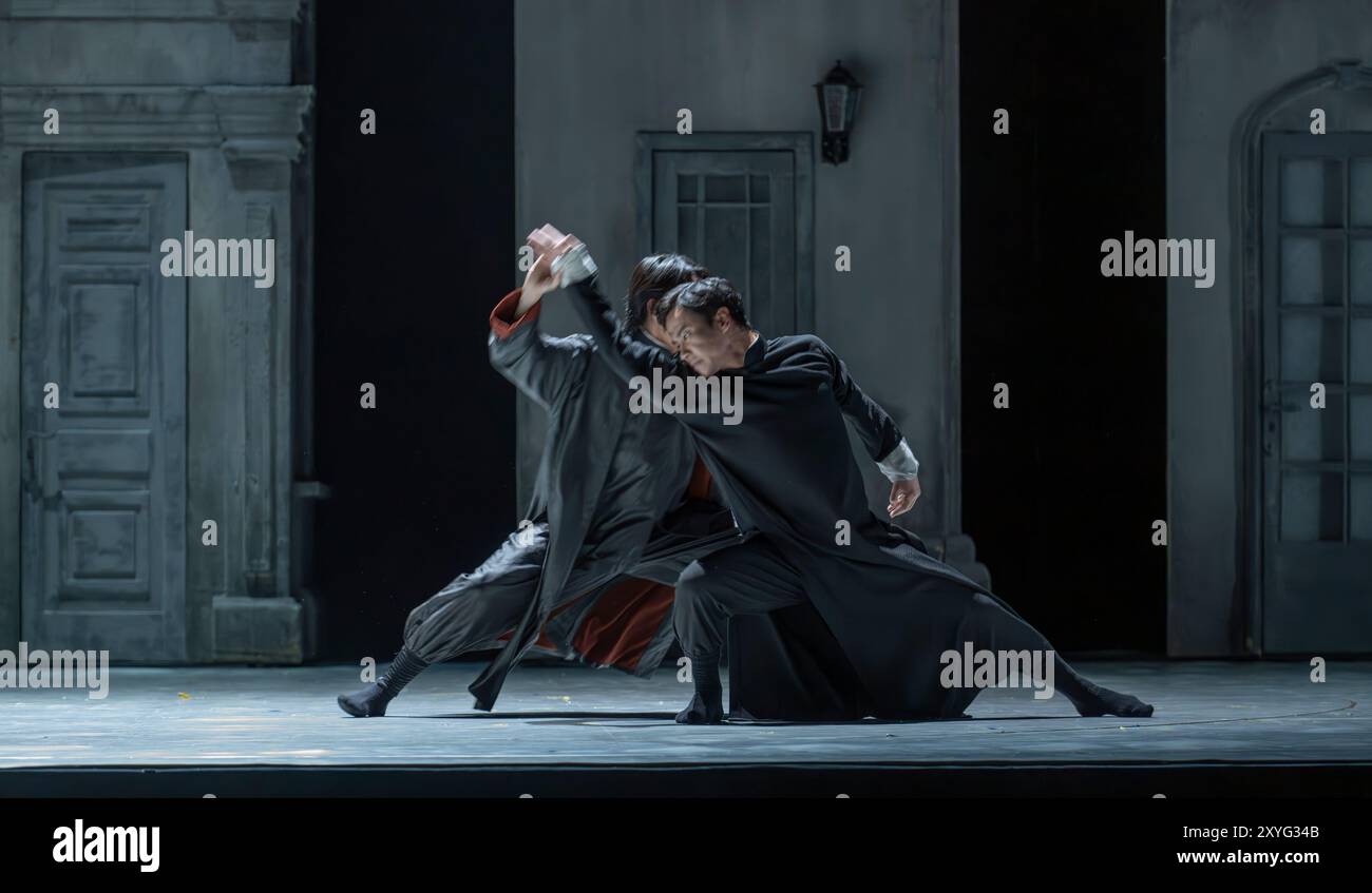 Sadlers Wells, Londres, Royaume-Uni. 29 août 2024. La scène de combat (interprètes priant Mantis Maître - He Junbo ; Maître Tai Chi - Zhang Zhenguo) : Wing Chun - Une fusion de danse contemporaine, drame et arts martiaux raconte l'histoire vraie du grand maître Yip Man, entraîneur de Bruce Lee, chorégraphié par Han Zhen et Zhou Liya & écrit par Feng Shuangbai. Du 30 août au 7 septembre, le spectacle raconte l'histoire de Wing Chun, un homme d'art martial âgé de 300 ans, et de l'homme qui est crédité de l'avoir apporté au monde, le grand maître Yip Man, l'homme qui a formé Bruce Lee. Crédit : Malcolm Park/Alamy Live News Banque D'Images