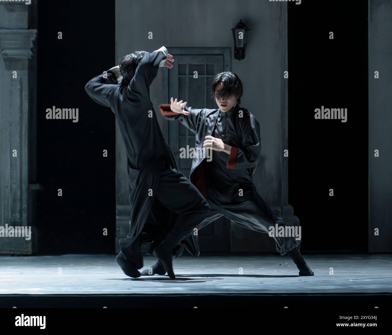 Sadlers Wells, Londres, Royaume-Uni. 29 août 2024. La scène de combat (interprètes priant Mantis Maître - He Junbo ; Maître Tai Chi - Zhang Zhenguo) : Wing Chun - Une fusion de danse contemporaine, drame et arts martiaux raconte l'histoire vraie du grand maître Yip Man, entraîneur de Bruce Lee, chorégraphié par Han Zhen et Zhou Liya & écrit par Feng Shuangbai. Du 30 août au 7 septembre, le spectacle raconte l'histoire de Wing Chun, un homme d'art martial âgé de 300 ans, et de l'homme qui est crédité de l'avoir apporté au monde, le grand maître Yip Man, l'homme qui a formé Bruce Lee. Crédit : Malcolm Park/Alamy Live News Banque D'Images