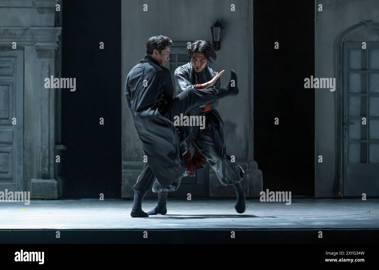 Sadlers Wells, Londres, Royaume-Uni. 29 août 2024. La scène de combat (interprètes priant Mantis Maître - He Junbo ; Maître Tai Chi - Zhang Zhenguo) : Wing Chun - Une fusion de danse contemporaine, drame et arts martiaux raconte l'histoire vraie du grand maître Yip Man, entraîneur de Bruce Lee, chorégraphié par Han Zhen et Zhou Liya & écrit par Feng Shuangbai. Du 30 août au 7 septembre, le spectacle raconte l'histoire de Wing Chun, un homme d'art martial âgé de 300 ans, et de l'homme qui est crédité de l'avoir apporté au monde, le grand maître Yip Man, l'homme qui a formé Bruce Lee. Crédit : Malcolm Park/Alamy Live News Banque D'Images