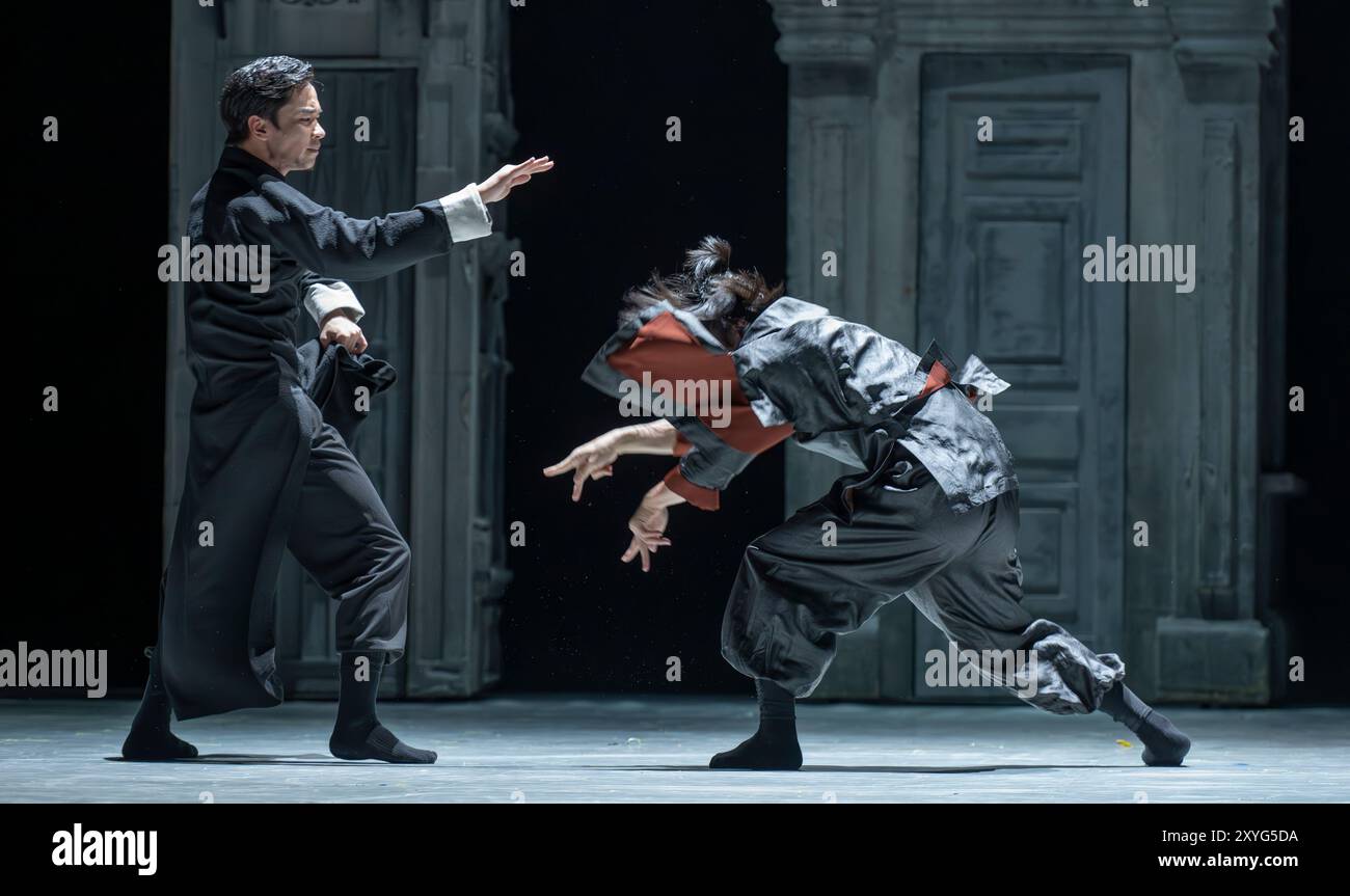 Sadlers Wells, Londres, Royaume-Uni. 29 août 2024. La scène de combat (interprètes priant Mantis Maître - He Junbo ; Maître Tai Chi - Zhang Zhenguo) : Wing Chun - Une fusion de danse contemporaine, drame et arts martiaux raconte l'histoire vraie du grand maître Yip Man, entraîneur de Bruce Lee, chorégraphié par Han Zhen et Zhou Liya & écrit par Feng Shuangbai. Du 30 août au 7 septembre, le spectacle raconte l'histoire de Wing Chun, un artiste martial âgé de 300 ans, et de l'homme qui est crédité de l'avoir apporté au monde, le grand maître Yip Man, l'homme qui a entraîné Bruce Lee et fondé la Ving Tsun Athletic Association. Banque D'Images
