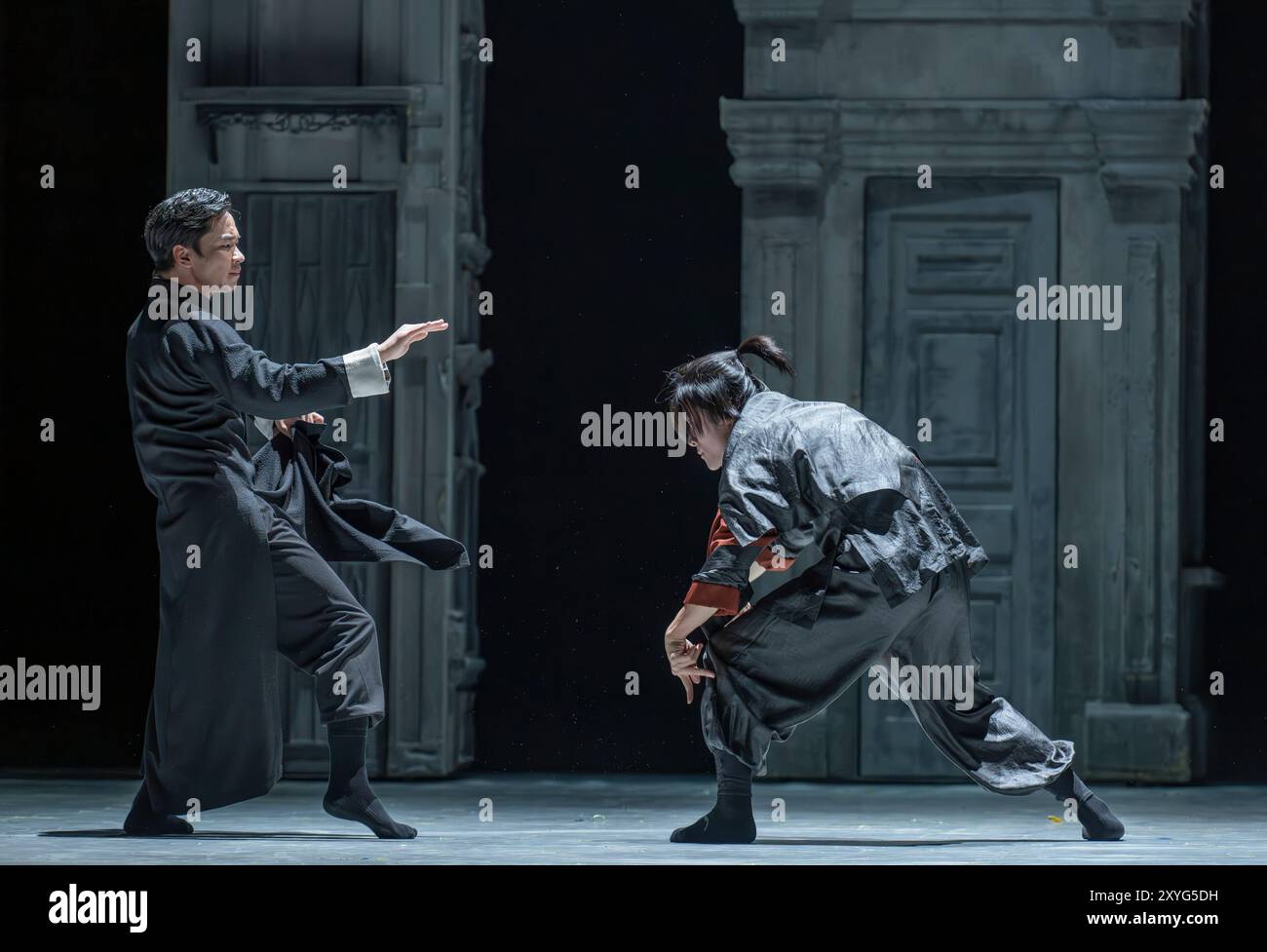 Sadlers Wells, Londres, Royaume-Uni. 29 août 2024. La scène de combat (interprètes priant Mantis Maître - He Junbo ; Maître Tai Chi - Zhang Zhenguo) : Wing Chun - Une fusion de danse contemporaine, drame et arts martiaux raconte l'histoire vraie du grand maître Yip Man, entraîneur de Bruce Lee, chorégraphié par Han Zhen et Zhou Liya & écrit par Feng Shuangbai. Du 30 août au 7 septembre, le spectacle raconte l'histoire de Wing Chun, un artiste martial âgé de 300 ans, et de l'homme qui est crédité de l'avoir apporté au monde, le grand maître Yip Man, l'homme qui a entraîné Bruce Lee et fondé la Ving Tsun Athletic Association. Banque D'Images