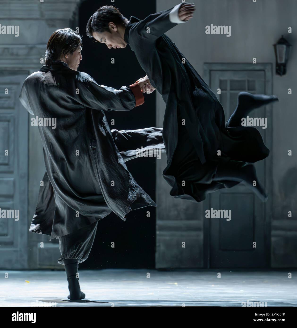Sadlers Wells, Londres, Royaume-Uni. 29 août 2024. La scène de combat (interprètes priant Mantis Maître - He Junbo ; Maître Tai Chi - Zhang Zhenguo) : Wing Chun - Une fusion de danse contemporaine, drame et arts martiaux raconte l'histoire vraie du grand maître Yip Man, entraîneur de Bruce Lee, chorégraphié par Han Zhen et Zhou Liya & écrit par Feng Shuangbai. Du 30 août au 7 septembre, le spectacle raconte l'histoire de Wing Chun, un artiste martial âgé de 300 ans, et de l'homme qui est crédité de l'avoir apporté au monde, le grand maître Yip Man, l'homme qui a entraîné Bruce Lee et fondé la Ving Tsun Athletic Association. Banque D'Images