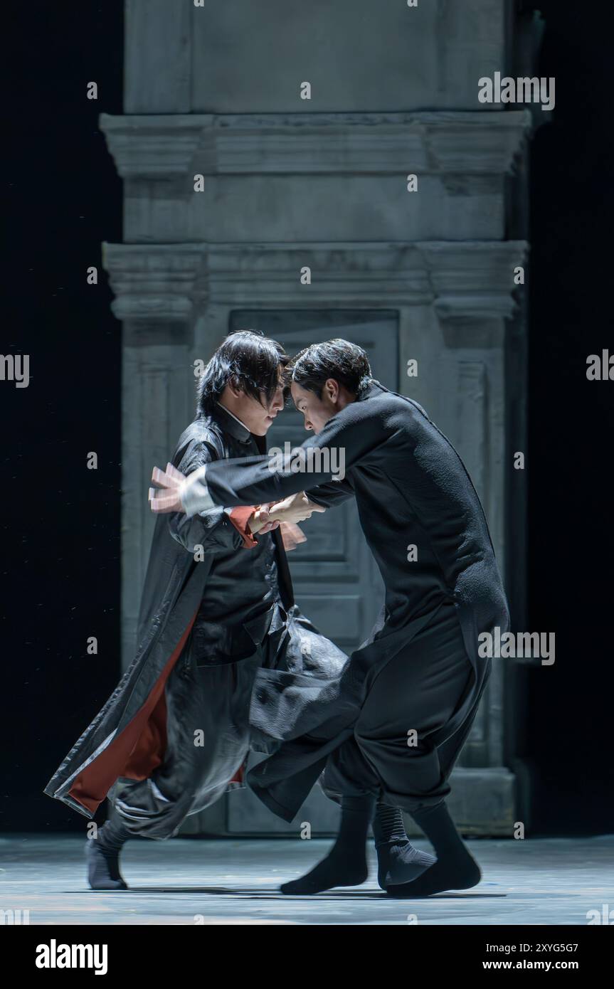 Sadlers Wells, Londres, Royaume-Uni. 29 août 2024. La scène de combat (interprètes priant Mantis Maître - He Junbo ; Maître Tai Chi - Zhang Zhenguo) : Wing Chun - Une fusion de danse contemporaine, drame et arts martiaux raconte l'histoire vraie du grand maître Yip Man, entraîneur de Bruce Lee, chorégraphié par Han Zhen et Zhou Liya & écrit par Feng Shuangbai. Du 30 août au 7 septembre, le spectacle raconte l'histoire de Wing Chun, un artiste martial âgé de 300 ans, et de l'homme qui est crédité de l'avoir apporté au monde, le grand maître Yip Man, l'homme qui a entraîné Bruce Lee et fondé la Ving Tsun Athletic Association. Banque D'Images