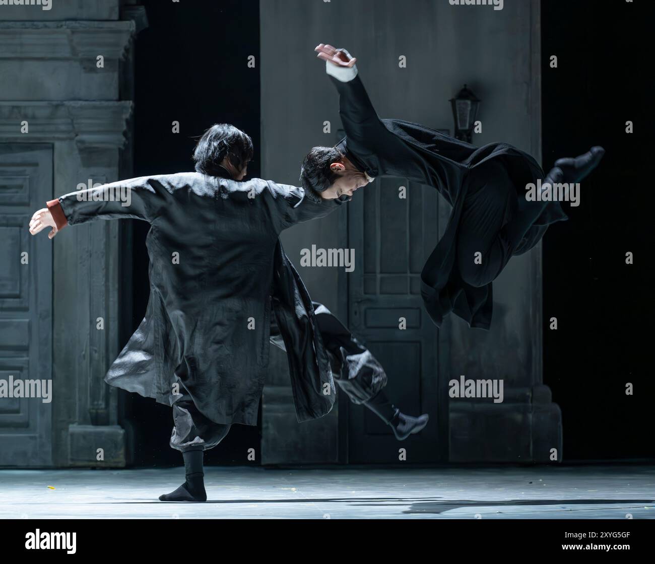 Sadlers Wells, Londres, Royaume-Uni. 29 août 2024. La scène de combat (interprètes priant Mantis Maître - He Junbo ; Maître Tai Chi - Zhang Zhenguo) : Wing Chun - Une fusion de danse contemporaine, drame et arts martiaux raconte l'histoire vraie du grand maître Yip Man, entraîneur de Bruce Lee, chorégraphié par Han Zhen et Zhou Liya & écrit par Feng Shuangbai. Du 30 août au 7 septembre, le spectacle raconte l'histoire de Wing Chun, un artiste martial âgé de 300 ans, et de l'homme qui est crédité de l'avoir apporté au monde, le grand maître Yip Man, l'homme qui a entraîné Bruce Lee et fondé la Ving Tsun Athletic Association. Banque D'Images