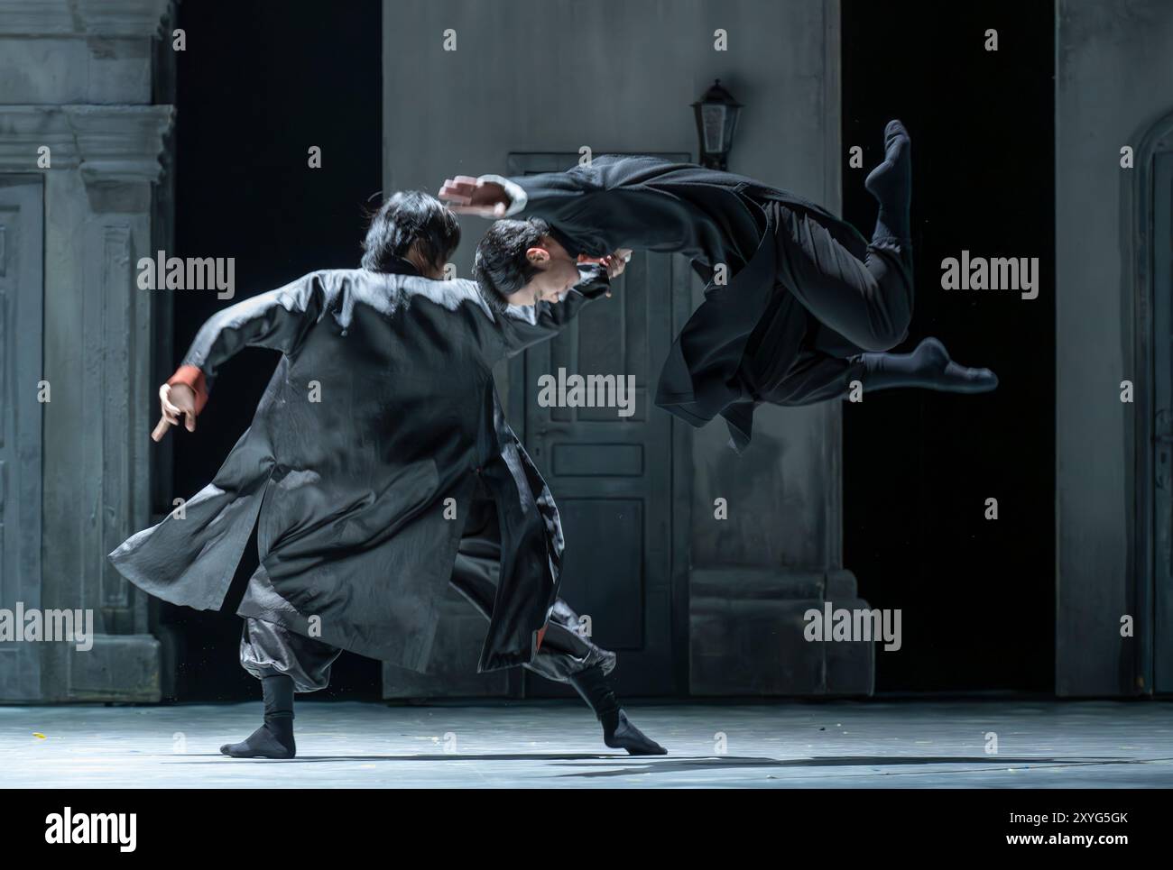 Sadlers Wells, Londres, Royaume-Uni. 29 août 2024. La scène de combat (interprètes priant Mantis Maître - He Junbo ; Maître Tai Chi - Zhang Zhenguo) : Wing Chun - Une fusion de danse contemporaine, drame et arts martiaux raconte l'histoire vraie du grand maître Yip Man, entraîneur de Bruce Lee, chorégraphié par Han Zhen et Zhou Liya & écrit par Feng Shuangbai. Du 30 août au 7 septembre, le spectacle raconte l'histoire de Wing Chun, un artiste martial âgé de 300 ans, et de l'homme qui est crédité de l'avoir apporté au monde, le grand maître Yip Man, l'homme qui a entraîné Bruce Lee et fondé la Ving Tsun Athletic Association. Banque D'Images