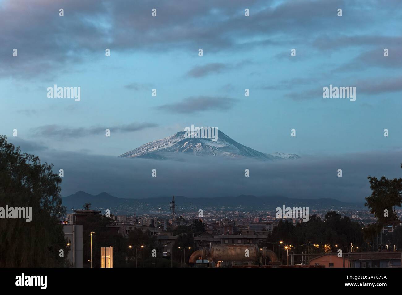 Vue aérienne de la Catane au coucher du soleil avec l'Etna le volcan en arrière-plan - Sicile, Italie Banque D'Images