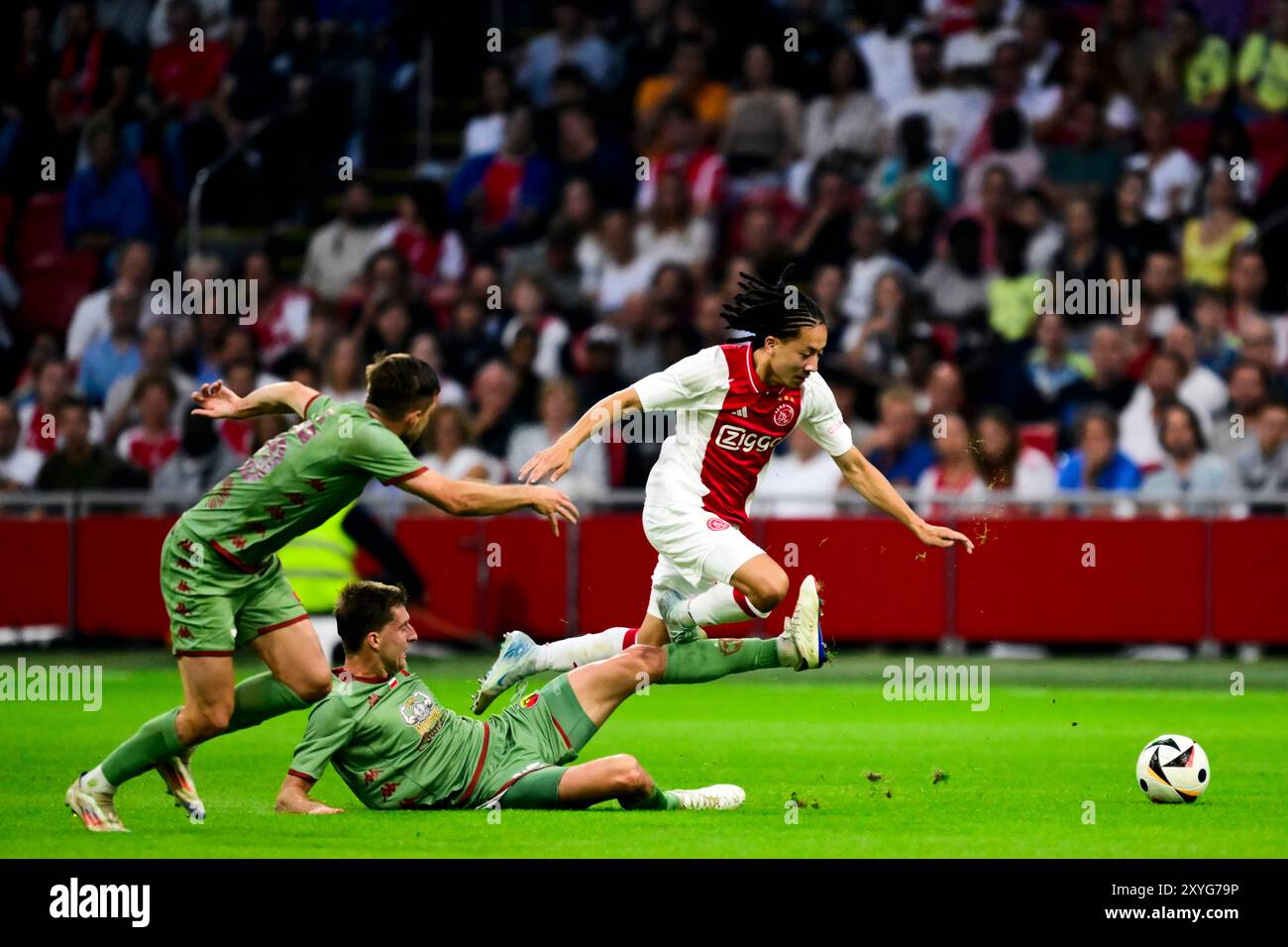 AMSTERDAM - Taras Romanczuk de Jagiellonia Białystok, Kian Fitz-Jim d'Ajax lors du match de play-offs de l'UEFA Europa League entre Ajax et Jagiellonia Bialystok au Johan Cruijff Arena le 29 août 2024 à Amsterdam. ANP OLAF KRAAK Banque D'Images