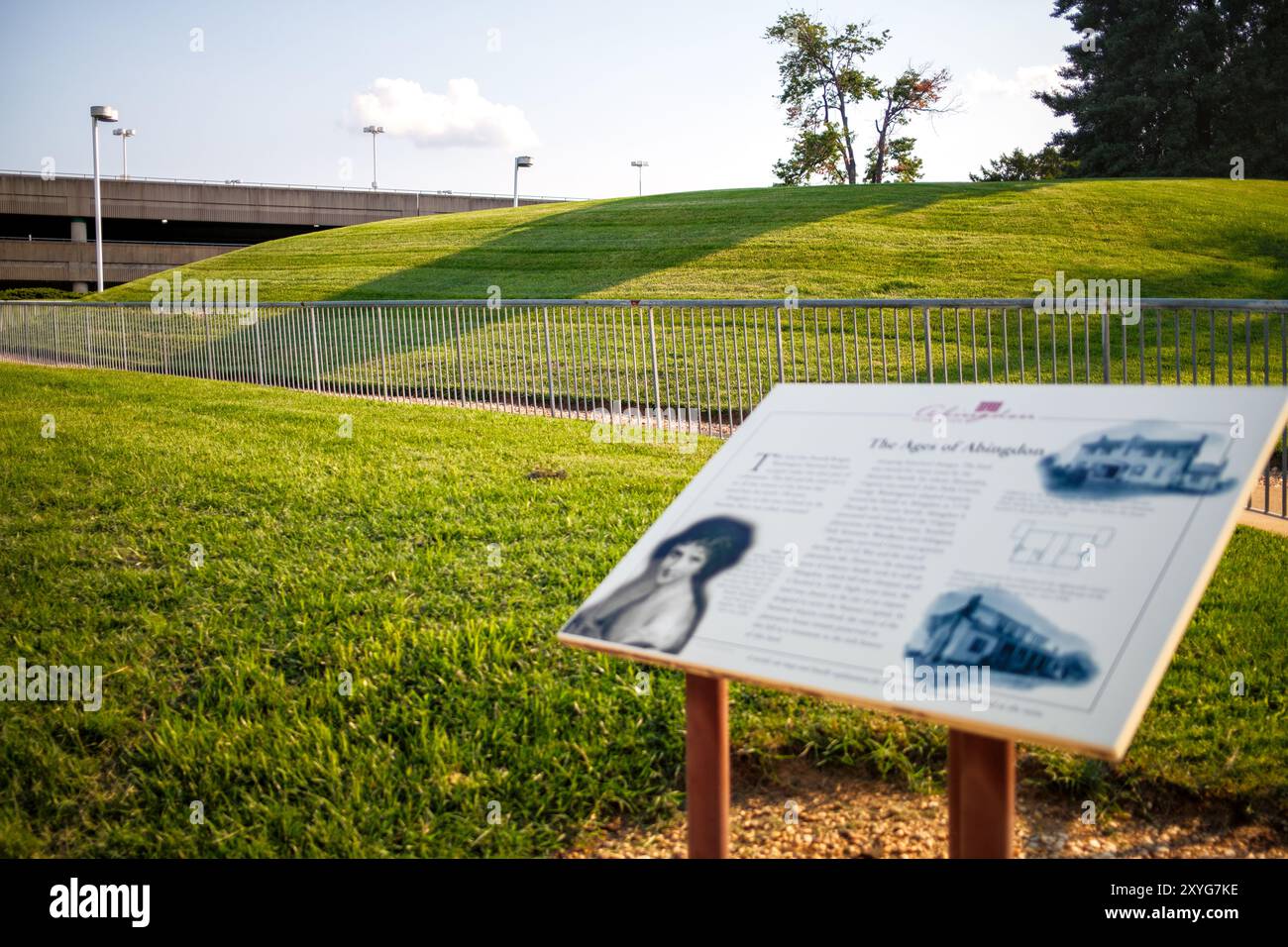 ARLINGTON, Virginie — les ruines préservées de la plantation Abingdon à l'aéroport national Ronald Reagan de Washington. Ce site présente les fondations en briques de la maison de plantation et de la cuisine du XVIIIe siècle, ainsi que des panneaux d'interprétation détaillant l'histoire de la propriété de l'époque coloniale à l'époque de la guerre de Sécession jusqu'au XXe siècle. Autrefois la résidence des membres de la famille élargie de George Washington, le site offre maintenant aux visiteurs de l'aéroport un aperçu de la riche histoire de la région. Banque D'Images