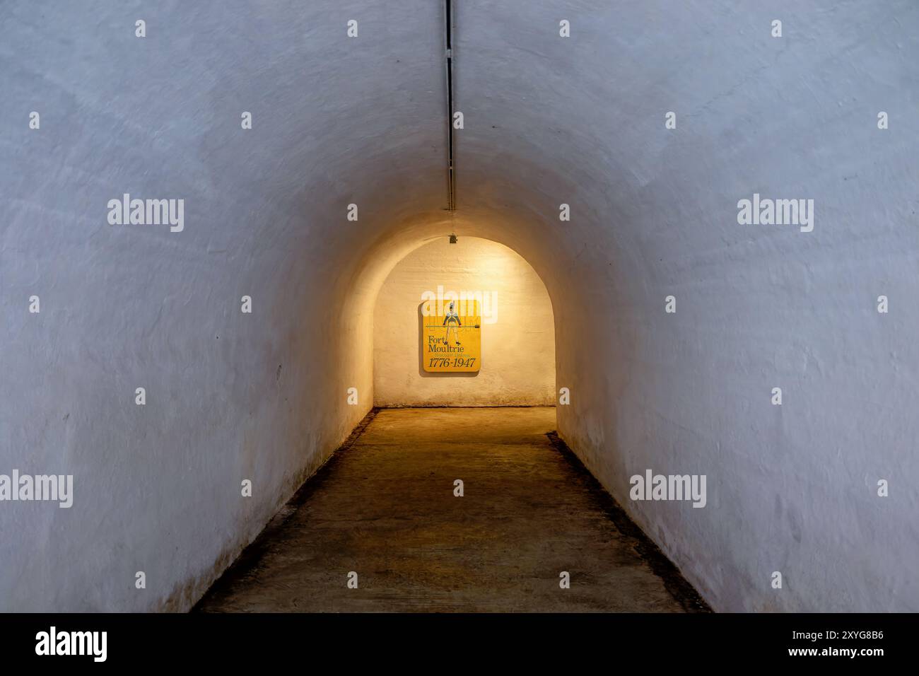 Tunnels souterrains de Fort Moultrie Sullivans Island Caroline du Sud // SULLIVAN'S ISLAND, Caroline du Sud — Une vue des tunnels souterrains de Fort Moultrie, qui font partie du vaste réseau souterrain du fort. Ces passages, construits au cours de diverses périodes de l'utilisation active du fort, ont servi à de multiples fins, y compris le mouvement sûr des troupes, le stockage de munitions, et la connexion de différentes sections de la fortification. Les tunnels offrent aux visiteurs une perspective unique sur l'ingénierie complexe des défenses côtières. Banque D'Images