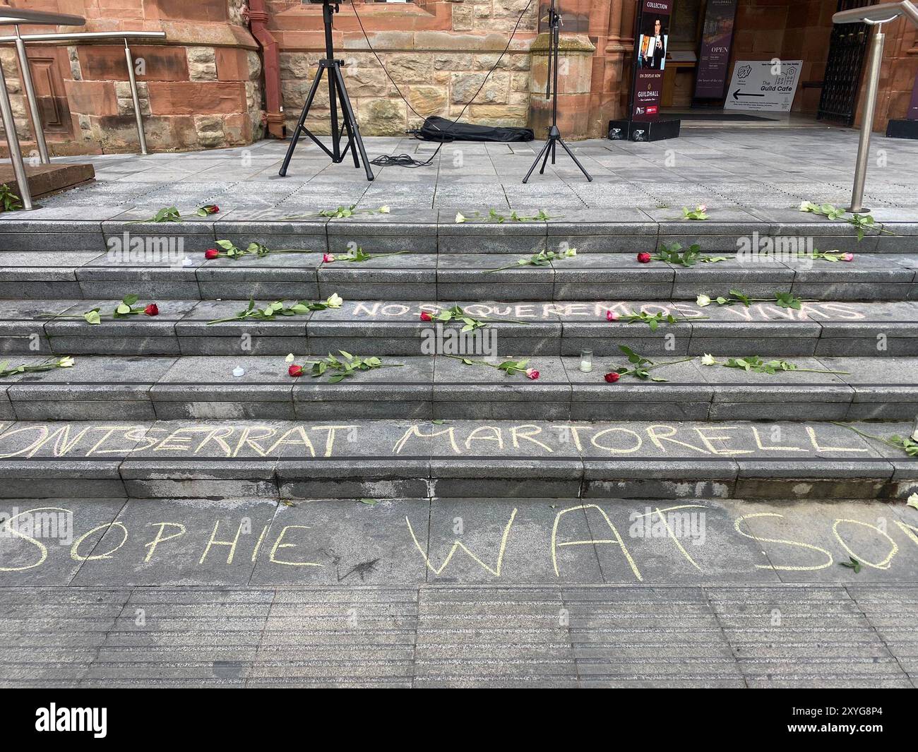 Flowers at an End violence Against Women Vigil à Guildhall Square à Londonderry après le meurtre de deux femmes à Co Derry ces dernières semaines - Sophie Watson et Montserrat Martorell. Date de la photo : jeudi 29 août 2024. Banque D'Images