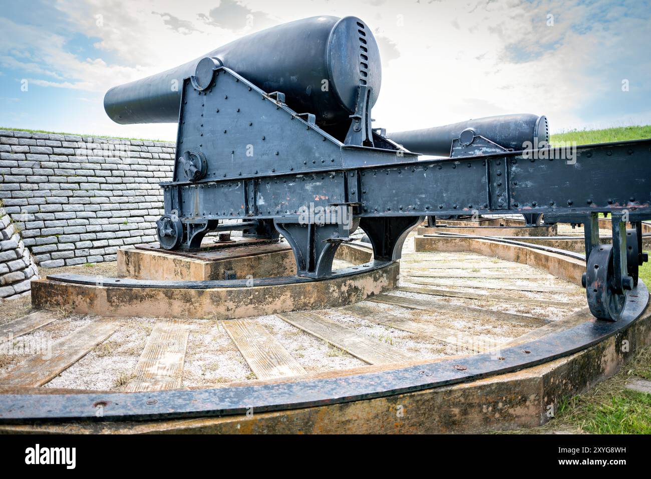 SULLIVAN'S ISLAND, Caroline du Sud — deux énormes canons Rodman de 15 pouces montent la garde à Fort Moultrie, qui fait partie du système de défense portuaire de Charleston de 1873 à 1898. Ces canons à canon lisse de l'époque de la guerre de Sécession, pesant plus de 25 tonnes chacun, représentent un saut significatif dans la technologie de l'artillerie et ont été cruciaux pour les fortifications côtières à la fin du XIXe siècle. Banque D'Images