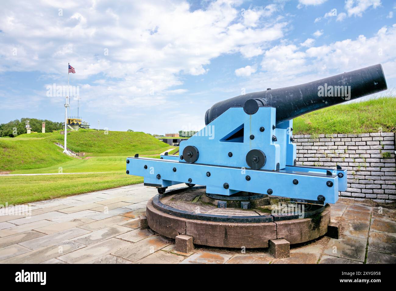 Fort Moultrie Guerre de Sécession Cannon Sullivan's Island Caroline du Sud // SULLIVAN'S ISLAND, Caroline du Sud, États-Unis — Fort Moultrie pendant la guerre de Sécession (1861-1865), montrant son importance stratégique dans la défense du port de Charleston. Le fort, occupé par les forces confédérées pendant la majeure partie de la guerre, subit des changements continus dans l'armement et la fortification à mesure que la technologie et les stratégies défensives évoluent. Banque D'Images