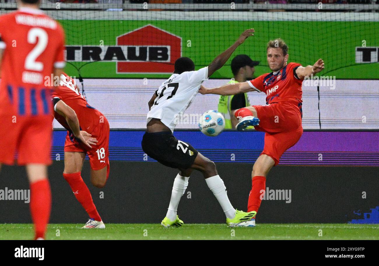 Torschuss Aktion Torchance Tim Siersleben 1. FC Heidenheim 1846 FCH (04) gegen Romeo Amane (27) BK Haecken 1. FC Heidenheim v. BK Haecken, Fussball, Conference League, Play Off, Rueckspiel, saison 2024/25, 29.08.2024 Foto : Eibner-Pressefoto/Michael Weber Banque D'Images