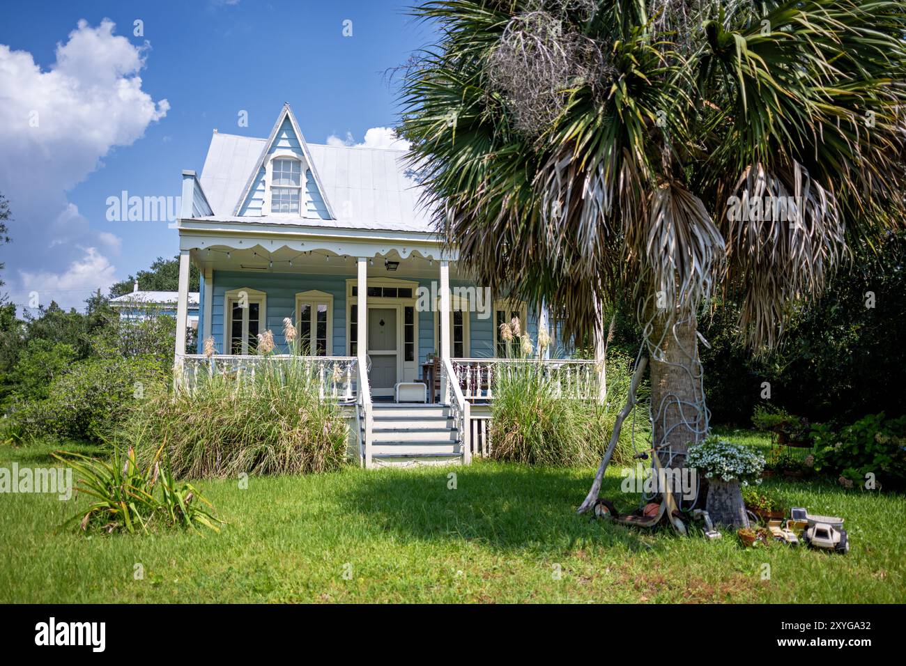 White Wooden House Middle Street Sullivan's Island Caroline du Sud // SULLIVAN'S ISLAND, Caroline du Sud, États-Unis — Une charmante maison en bois blanc se dresse sur Middle Street, illustrant l'architecture côtière traditionnelle que l'on trouve dans toute l'île de Sullivan. La structure bien conservée présente des éléments classiques typiques des bâtiments résidentiels de l'île, qui remontent souvent à la fin du XIXe siècle et au début du XXe siècle. Sullivan's Island, une île barrière située à l'entrée du port de Charleston, a conservé une grande partie de son caractère historique malgré sa proximité avec Charleston. L'isl Banque D'Images