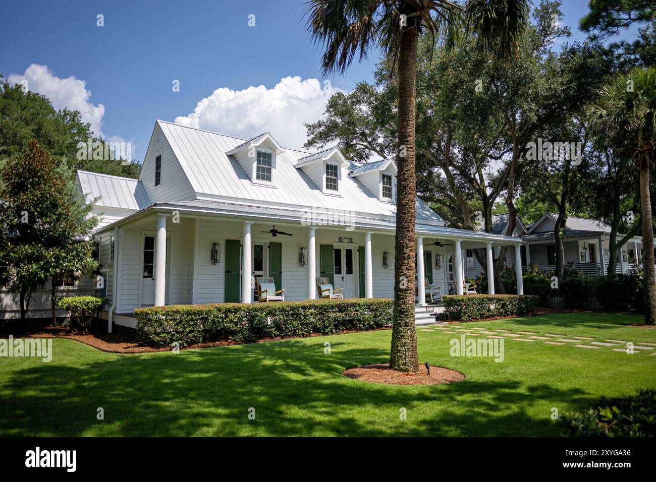 SULLIVAN'S ISLAND, Caroline du Sud, États-Unis — Une charmante maison en bois blanc sur Middle Street, illustrant l'architecture côtière traditionnelle de Sullivan's Island. Cette maison bien préservée met en valeur le caractère historique de l'île et l'atmosphère décontractée de la ville balnéaire. Banque D'Images