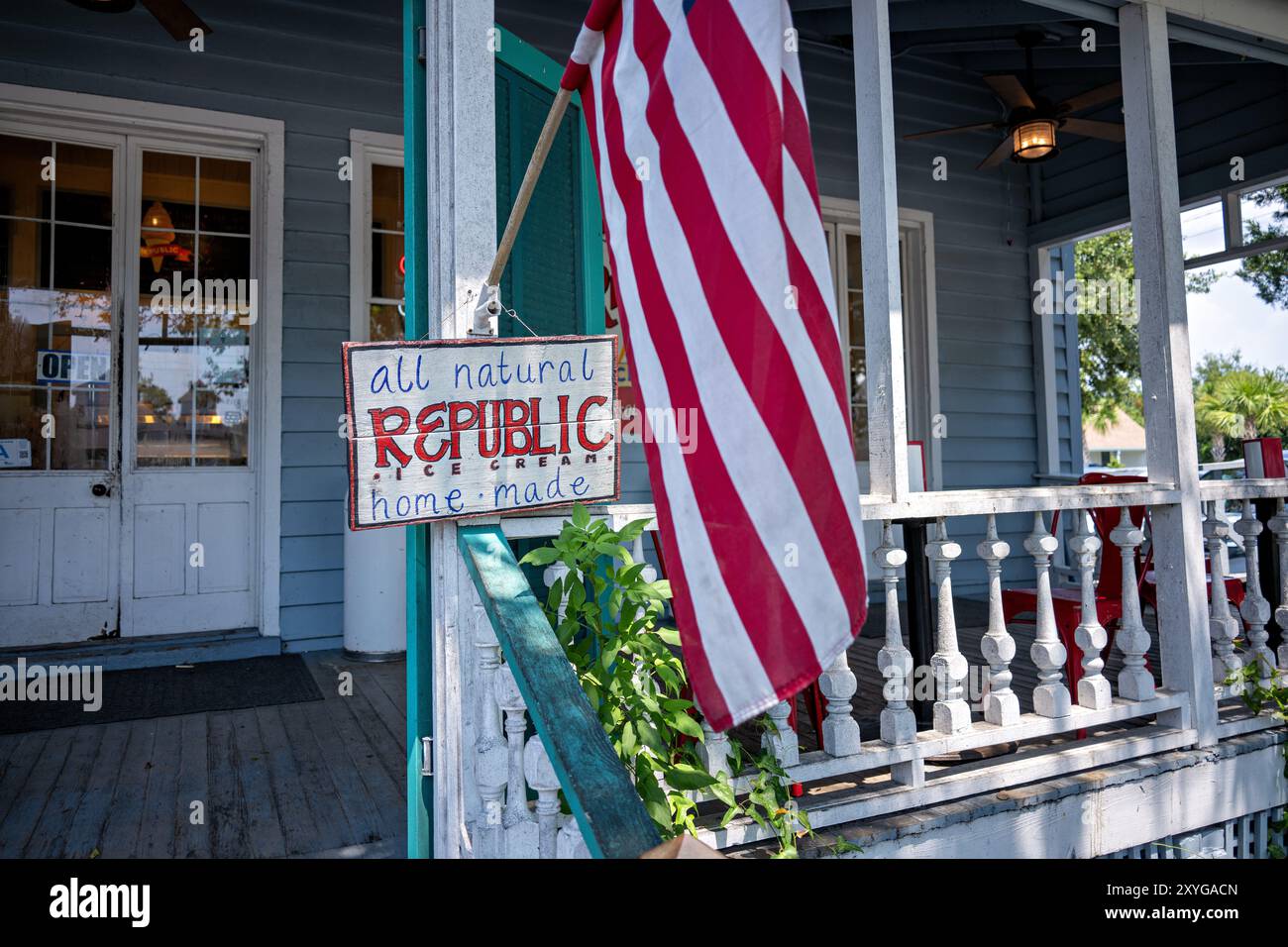 Boutique de crème glacée Sullivan's Island Caroline du Sud // SULLIVAN'S ISLAND, Caroline du Sud, États-Unis — Un magasin de crème glacée local se trouve sur Sullivan's Island, une île barrière située à l'entrée du port de Charleston. L'établissement est une destination de rafraîchissement populaire pour les résidents de l'île et les visiteurs des plages voisines. Sullivan's Island, qui s'étend sur seulement 3,3 kilomètres carrés, combine des zones résidentielles avec des établissements commerciaux qui répondent au style de vie côtier détendu de l'île. L'île est connue pour ses plages immaculées, son historique Fort Moultrie et sa connexion à Edgar Al Banque D'Images
