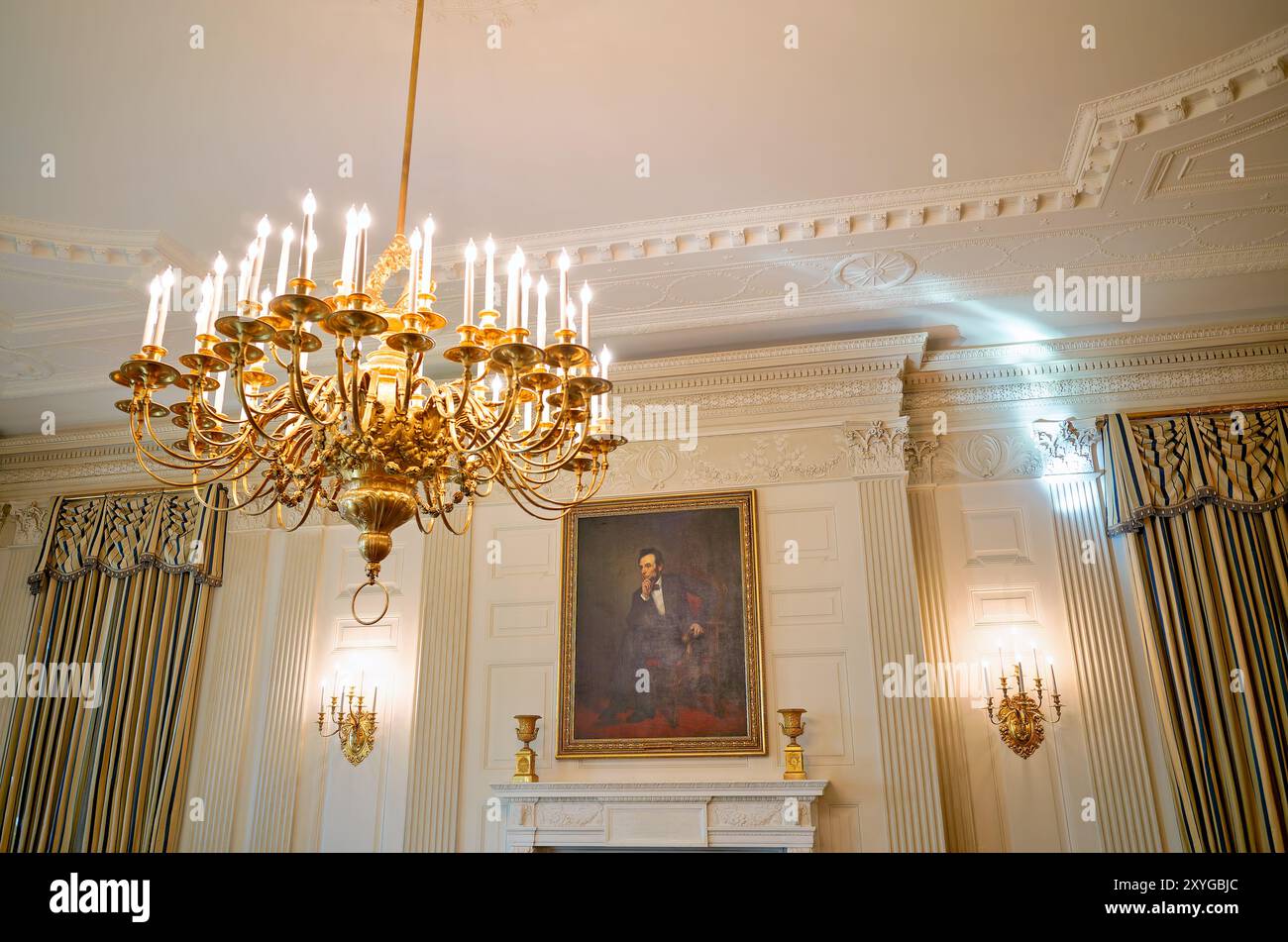 White House State Dining Room Lincoln Portrait Washington DC // WASHINGTON DC — The State Dining Room in the White House, mettant en vedette le portrait emblématique d'Abraham Lincoln par George P.A. Healy. Cette grande salle, utilisée pour les dîners officiels et les réceptions, présente un décor élégant, y compris une grande cheminée sous le tableau Lincoln. Le design de la salle reflète la riche histoire et l'importance du divertissement présidentiel dans la diplomatie américaine. Banque D'Images