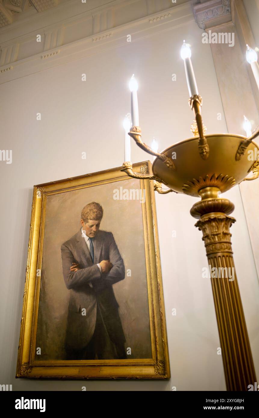 John F. Kennedy Portrait Maison Blanche Washington DC // WASHINGTON DC — le portrait officiel du président John F. Kennedy suspendu à la Maison Blanche. Peinte par l'artiste Aaron Shikler, cette représentation posthume du 35e président est remarquable pour sa pose contemplative, avec les bras croisés de Kennedy et la tête inclinée. Le portrait, commandé après l'assassinat de JFK, est devenu une image emblématique du président et un rappel poignant de son mandat tronqué. Banque D'Images