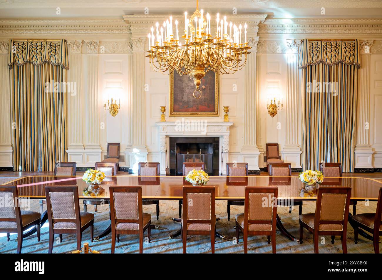 White House State Dining Room Washington DC // WASHINGTON DC — The State Dining Room de la Maison Blanche, un grand espace utilisé pour les dîners officiels et les réceptions diplomatiques. Cette chambre historique présente un décor élégant, comprenant une grande cheminée et un portrait bien en vue d''Abraham Lincoln. La State Dining Room peut accueillir jusqu'à 140 personnes pour des dîners officiels assis. Banque D'Images