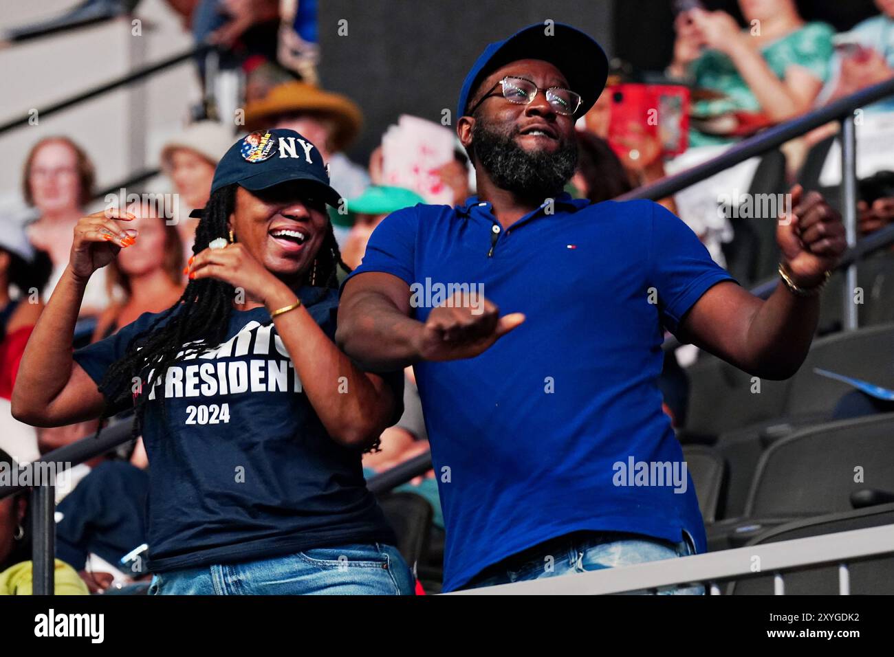 Savannah, États-Unis. 29 août 2024. Partisans de U. S la vice-présidente Kamala Harris danse dans les tribunes en attendant son arrivée à un événement de campagne à Savannah, en Géorgie, le jeudi 29 août 2024. Harris et son compagnon de course, le gouverneur Tim Waltz, ont lancé leur tournée en bus à travers la Géorgie avec l'événement à l'Enmarket Arena. Photo de Richard Ellis/UPI crédit : UPI/Alamy Live News Banque D'Images