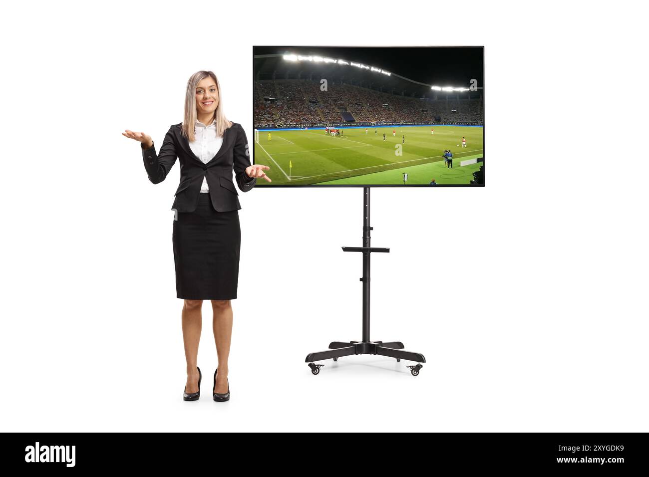 Journaliste sportive féminine devant une télévision montrant un match de football isolé sur fond blanc Banque D'Images