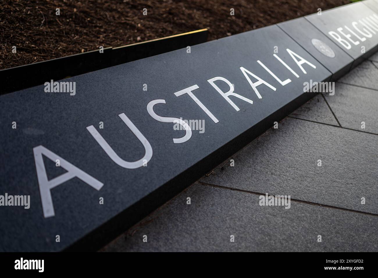 Mémorial des anciens combattants de la guerre de Corée mur d'Australie Washington DC // WASHINGTON DC — le mot « Australie » est gravé dans un mur de granit bas au mémorial des anciens combattants de la guerre de Corée, qui énumère les Nations qui se sont alliées aux États-Unis pendant le conflit de 1950-1953. Le mémorial, situé sur le National Mall près du Lincoln Memorial, rend hommage aux 5,8 millions d'Américains qui ont servi pendant la guerre de Corée. Le mur, qui fait partie de l'agrandissement du mémorial en 2022, énumère les 22 pays qui ont fourni des troupes ou un soutien médical sous le commandement des Nations Unies. L'Australie a engagé environ 17 000 personnes dans le K Banque D'Images