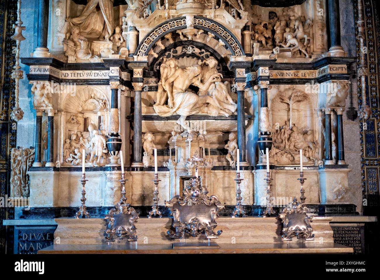 Chapelle au Palais de Pena. Partie originale du monastère primitif des moines Hieronymite. Albâtre retable by Nicolau Chanterene (Sixteen Century) RETÁBULO DO ALTAR-MOR Retábulo em alabastro e calcário preto, executado entre 1529 e 1532 pelo escultor francês Nicolau de Chanterene (CA.1470-1551). NUMA estrutura em arco de triunfo vêm-se cenas do Novo Testamento : Natividade, Anunciação, Apresentação no Templo, Adoração dos Magos e Fuga para o Egito. No nicho central vê-se a Ressurreição de Cristo. 239 RETABLE retable en albâtre et calcaire noir, achevé entre 1529 et 1532 par le FR Banque D'Images