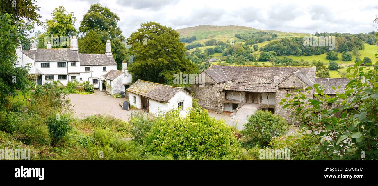 Panorama de la pittoresque ferme historique en pierre blanche du XVIIe siècle Townend troutbeck Lake district avec plusieurs cheminées Banque D'Images