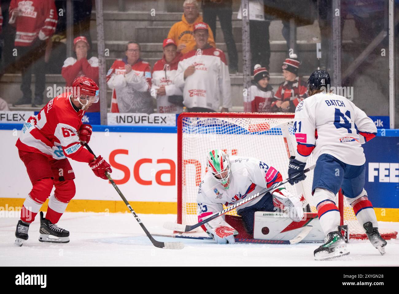 Aalborg, Danemark. 29 août 2024. Le danois Patrick Russell contre le gardien de but anglais Ben Bowns et Josh Batch lors du match de qualification olympique de hockey sur glace entre le Danemark et la Grande-Bretagne à Aalborg le jeudi 29 août 2024. (Photo : Bo Amstrup/Ritzau Scanpix) crédit : Ritzau/Alamy Live News Banque D'Images