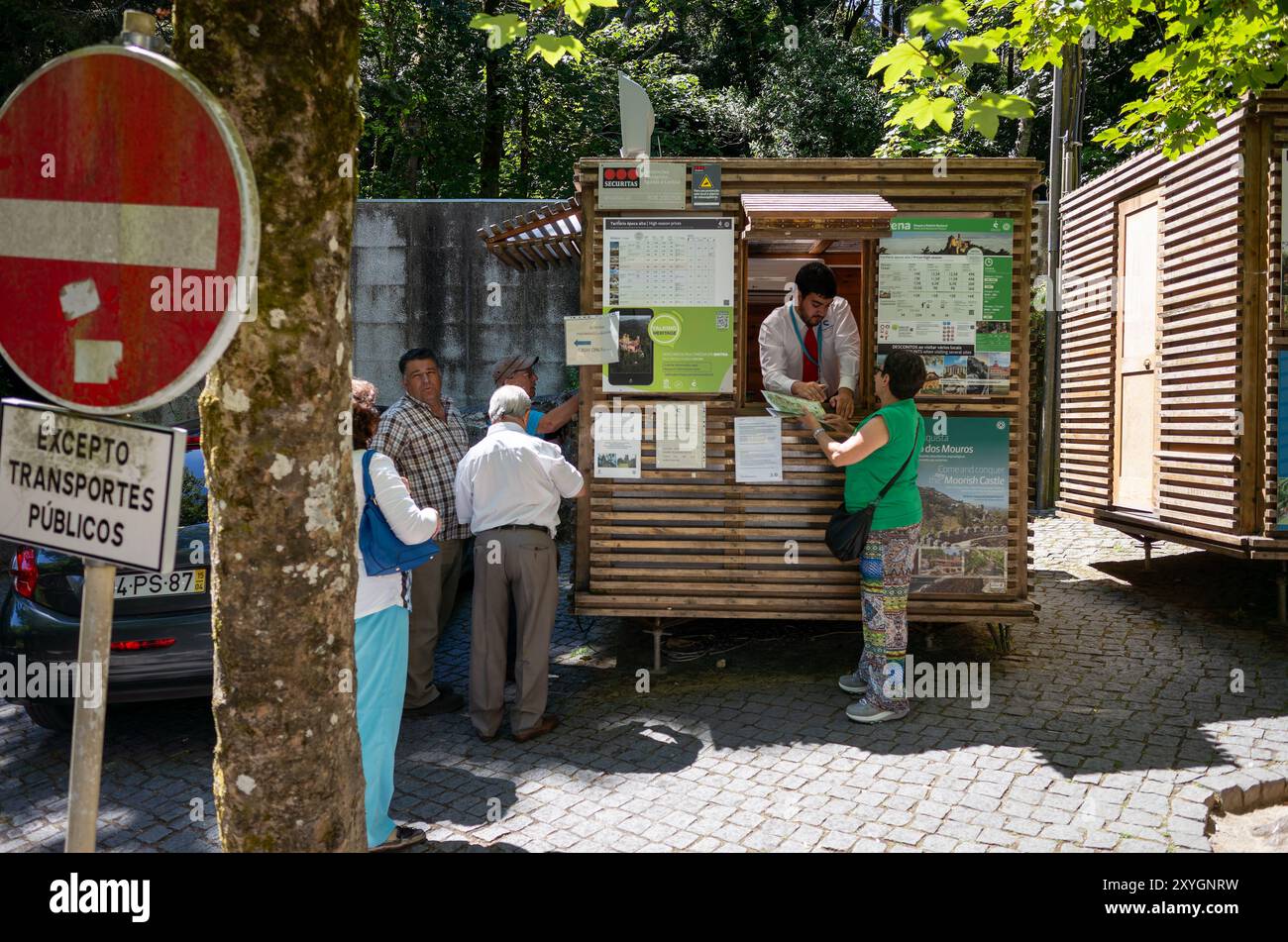 SINTRA, Portugal — le guichet à l'entrée du Palais de Pena, où les visiteurs achètent une entrée pour explorer ce château romantique emblématique du XIXe siècle. Cette installation moderne gère le flux de touristes vers l'un des sites les plus populaires du Portugal classés au patrimoine mondial de l'UNESCO. Banque D'Images