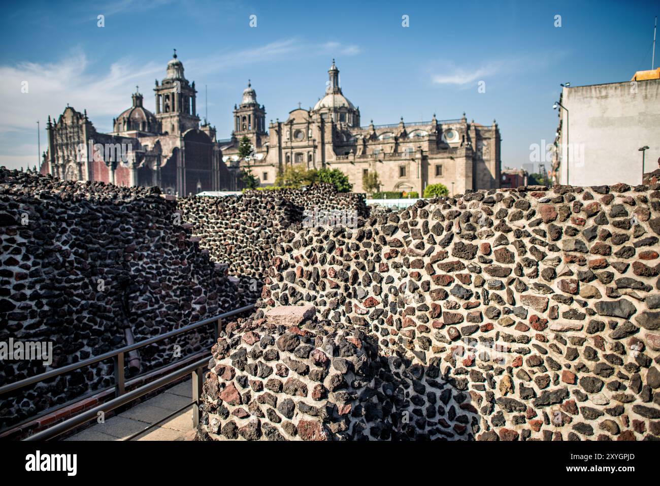 MEXICO, Mexique — les ruines fouillées du Templo Mayor, le temple principal de la capitale aztèque Tenochtitlan, révèlent ses phases de construction en couches. Ce site archéologique au cœur de Mexico présente des sculptures en pierre, des offrandes cérémonielles et des éléments architecturaux qui donnent un aperçu des pratiques religieuses aztèques et de l'histoire complexe de la ville, de l'époque préhispanique à l'époque coloniale. Banque D'Images