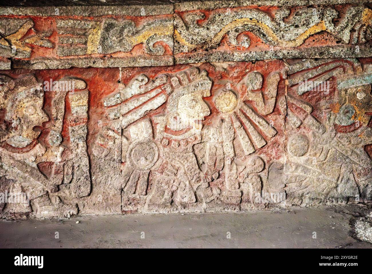 MEXICO, Mexique — banquettes minutieusement sculptées et peintes de la Casa de las Águilas (Maison des Aigles) sur le site du Templo Mayor. Ces éléments architecturaux présentent des fresques vibrantes représentant une procession de guerriers aztèques armés, mettant en valeur la sophistication artistique et le symbolisme religieux de la culture méso-américaine précolombienne. Banque D'Images