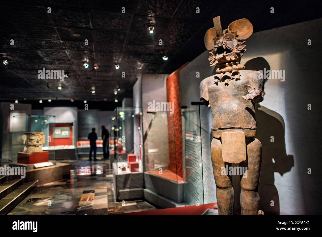 MEXICO, Mexique — sculptures en céramique du Dieu chauve-souris et de Xipe Totec, récupérées à Tezoquipan, exposées au musée Templo Mayor. Ces artefacts, datant d'environ 700 après JC, donnent un aperçu des croyances religieuses méso-américaines et des liens culturels entre Oaxaca et le bassin du Mexique. Banque D'Images