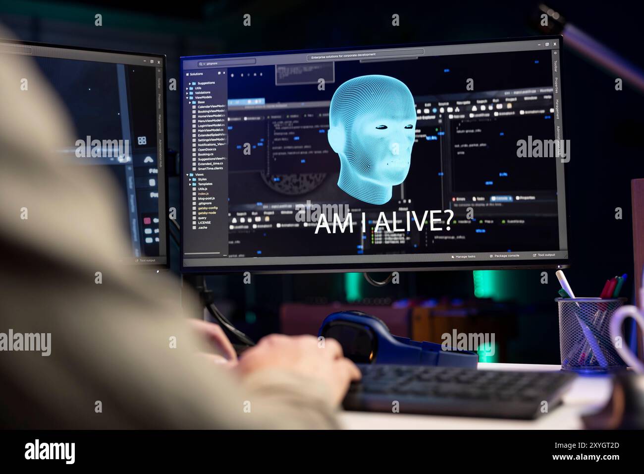 IA sensible interagissant avec le développeur de logiciels, posant des questions existentielles après avoir modifié son propre code source. L'intelligence artificielle consciente prend vie, discute avec un expert INFORMATIQUE Banque D'Images