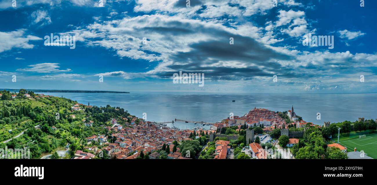 Vue aérienne de la vieille ville médiévale de Piran en Istrie Slovénie avec des toits rouges, mur de la ville, église catholique, destination touristique populaire Banque D'Images