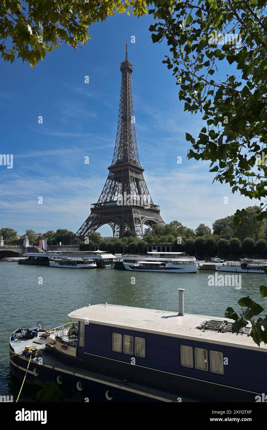 Vue de la Tour Eiffel avec anneaux olympiques au bord de la Seine à Paris, France, le 27 août 2024, photo de Gary Mitchell Banque D'Images