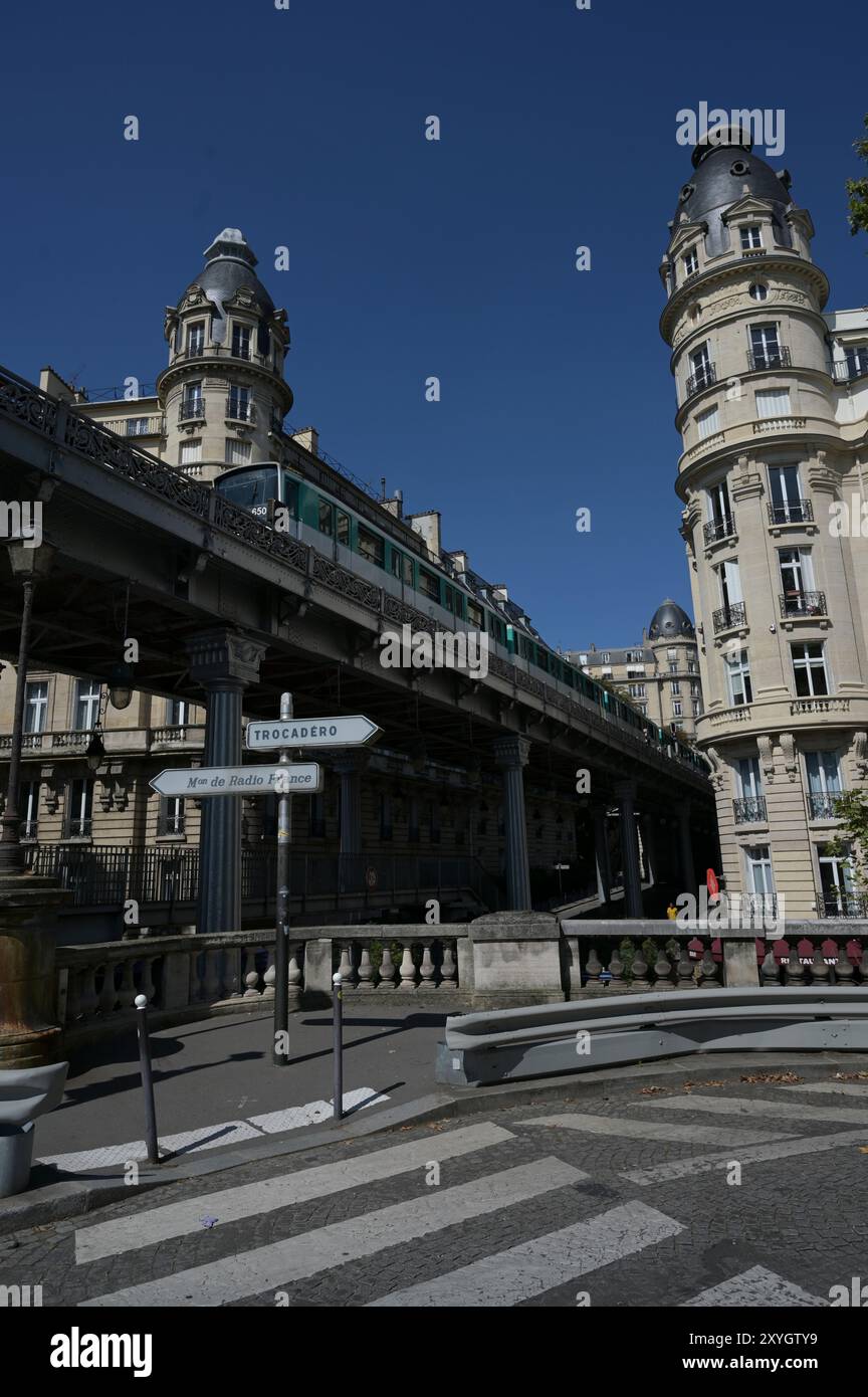 Métro traversant l'étang de Bir-Hakem Paris, France, le 27 août 2024, photo de Gary Mitchell Banque D'Images