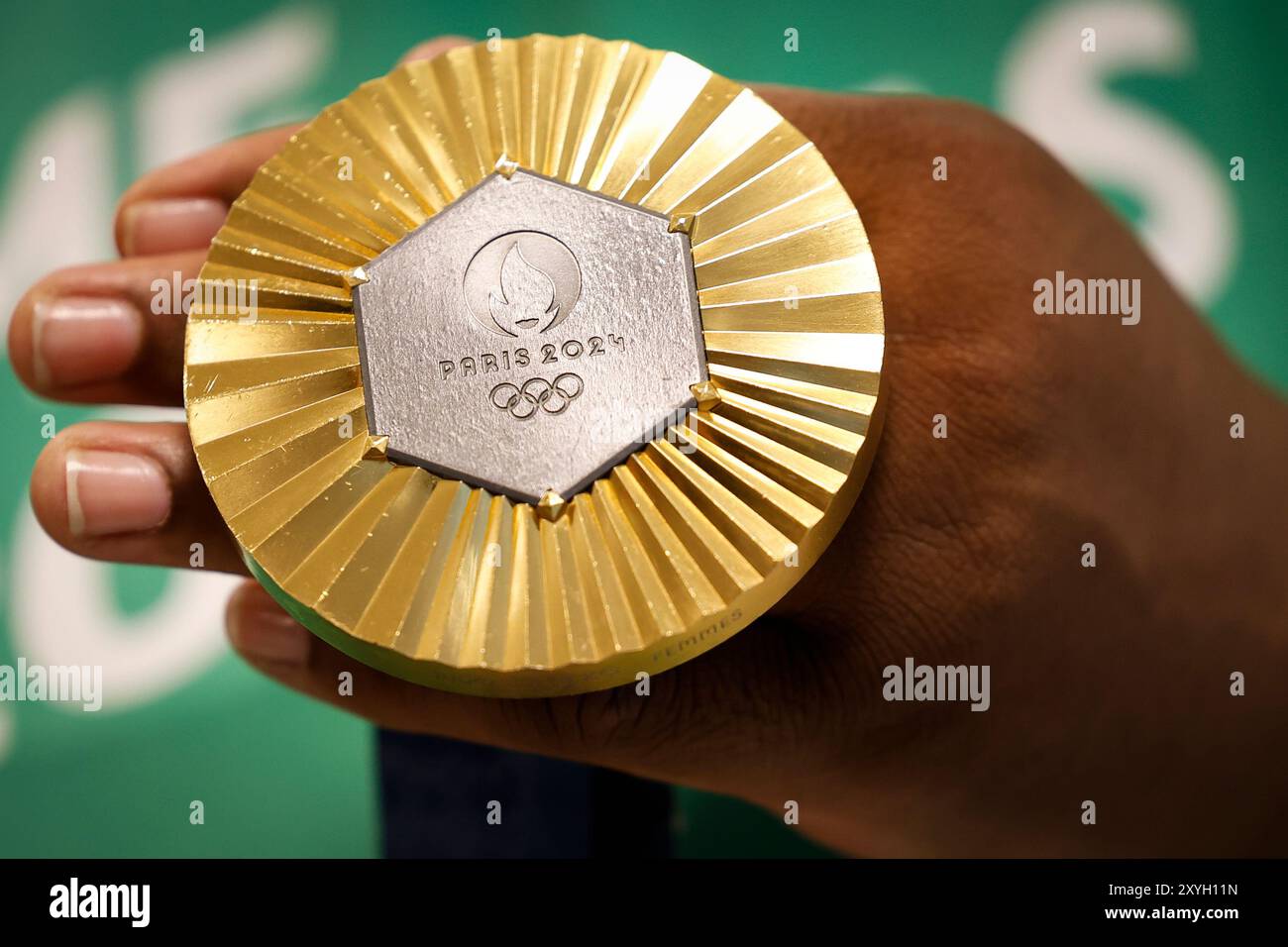 Médaille d'or des Jeux Olympiques de Paris 2024 prise de vue détaillée à la main, vainqueur d'une compétition sportive, symbole de réussite. Jeux olympiques d'été 2024 Banque D'Images
