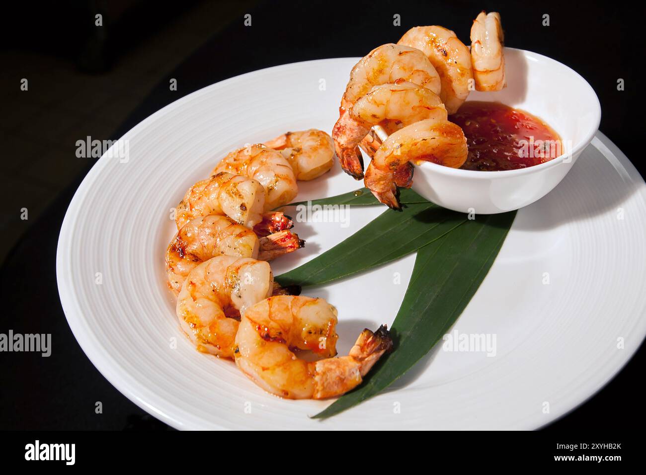 Apéritif cocktail de crevettes de pétard sur une assiette blanche avec un bol de sauce cocktail Banque D'Images