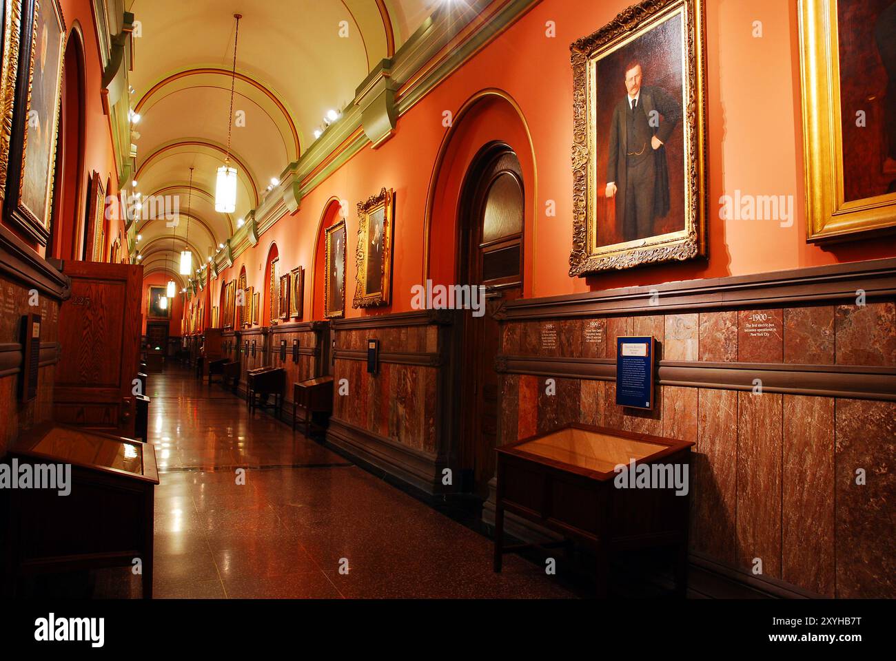 Le Capitole de l'État de New York à Albany accroche des portraits des anciens gouverneurs de l'État, y compris Theodore Roosevelt qui allait devenir président Banque D'Images