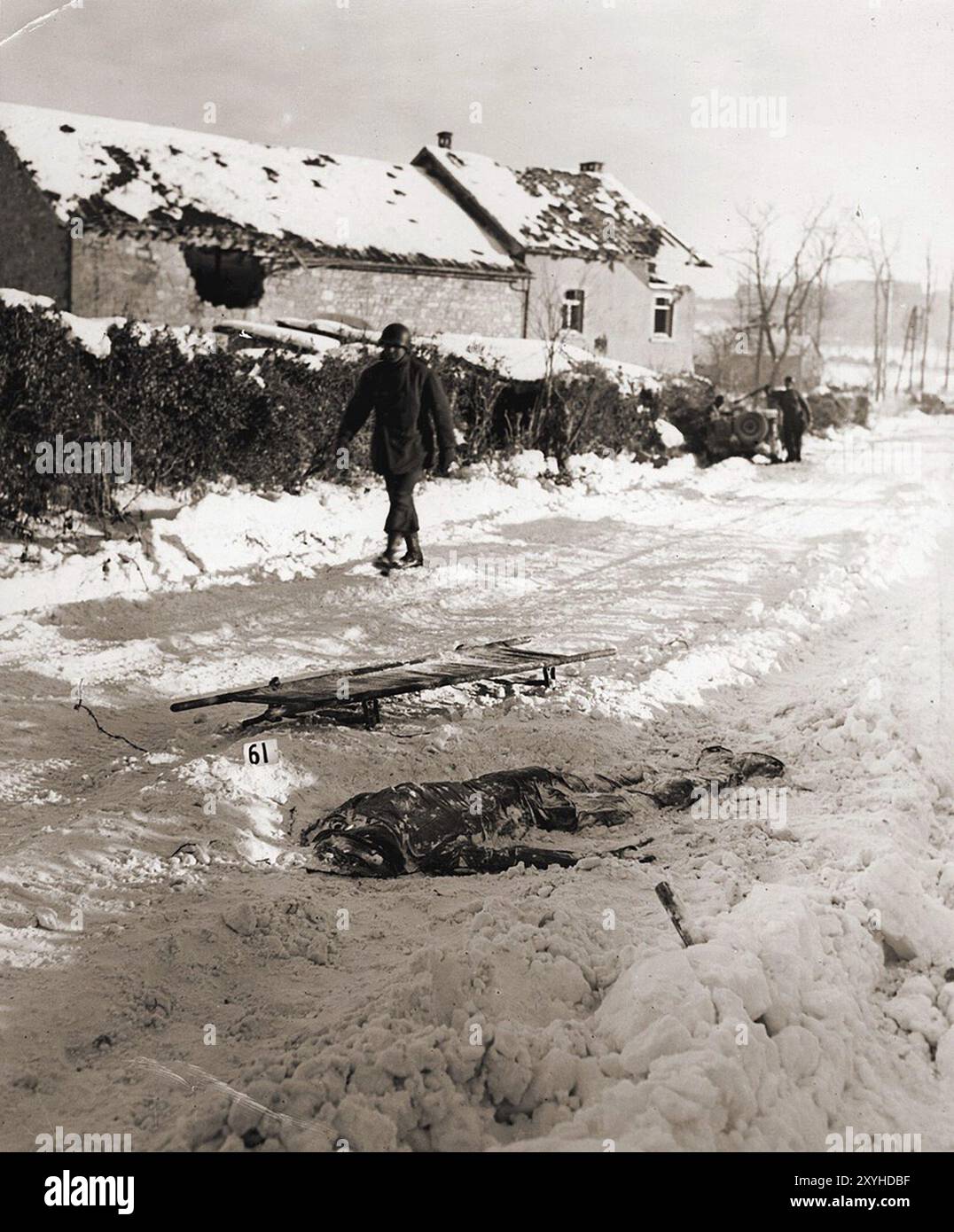 Le cadavre d'un soldat américain tué par les SS dans l'atrocité de Malmedy. Ce malheureux a ensuite été écrasé par un char. Le massacre de Malmedy a été l'exécution sommeuse de 84 soldats américains capturés par la Waffen-SS. Le massacre a lieu le 17 décembre 1944 lors de l'offensive allemande dans les Ardennes, alias la bataille des Ardennes. Banque D'Images